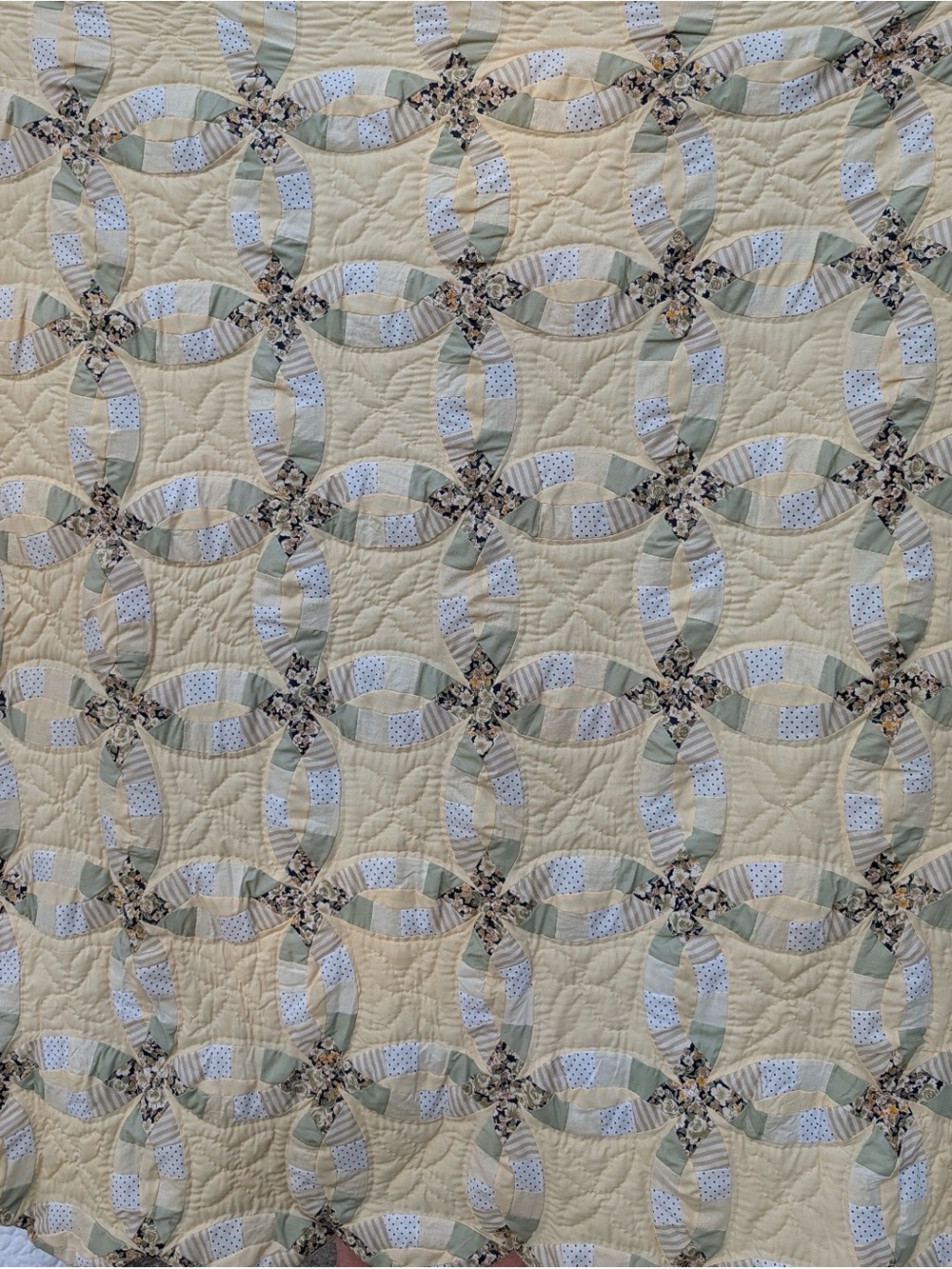 Double Wedding Ring Quilt in Cream and Pastel Green (62 by 51 inches)
